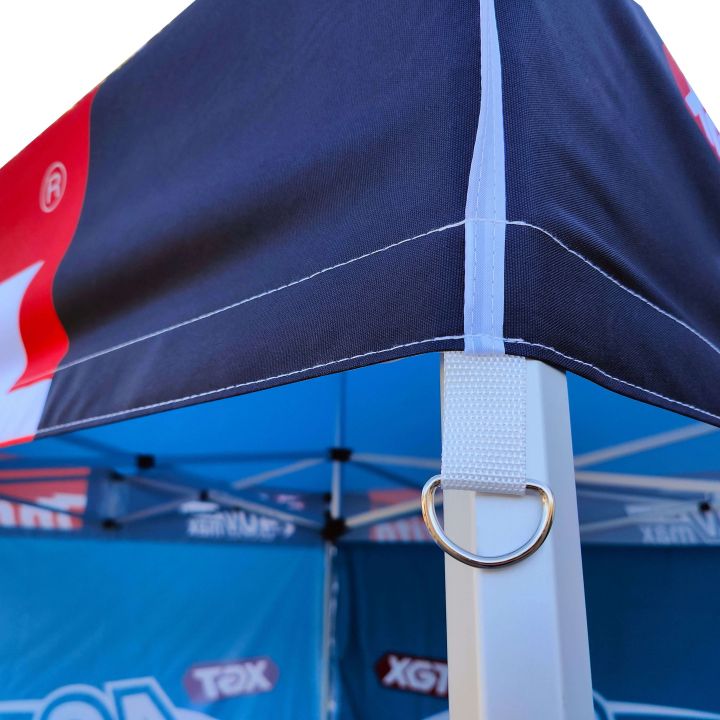 Vattentätt partytält med sidoväggar för att skydda mot regn